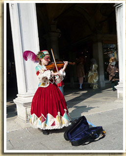 Laura busking in Venice, dressed in her carnival costume